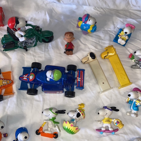 Lot Of Over 30  Snoopy And Peanuts figurines - Picture 8 of 12